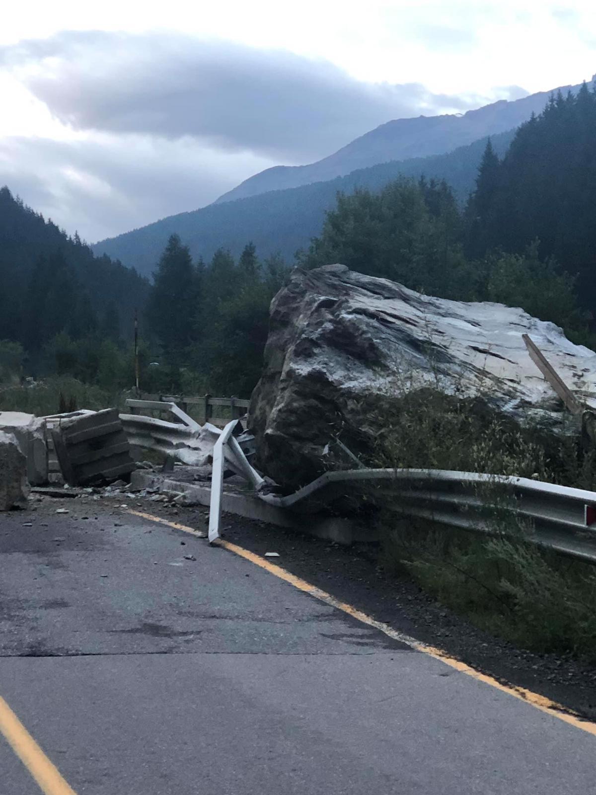 Massi sulla strada per Santa Caterina Valfurva | Blog di Valendario Valtellinese