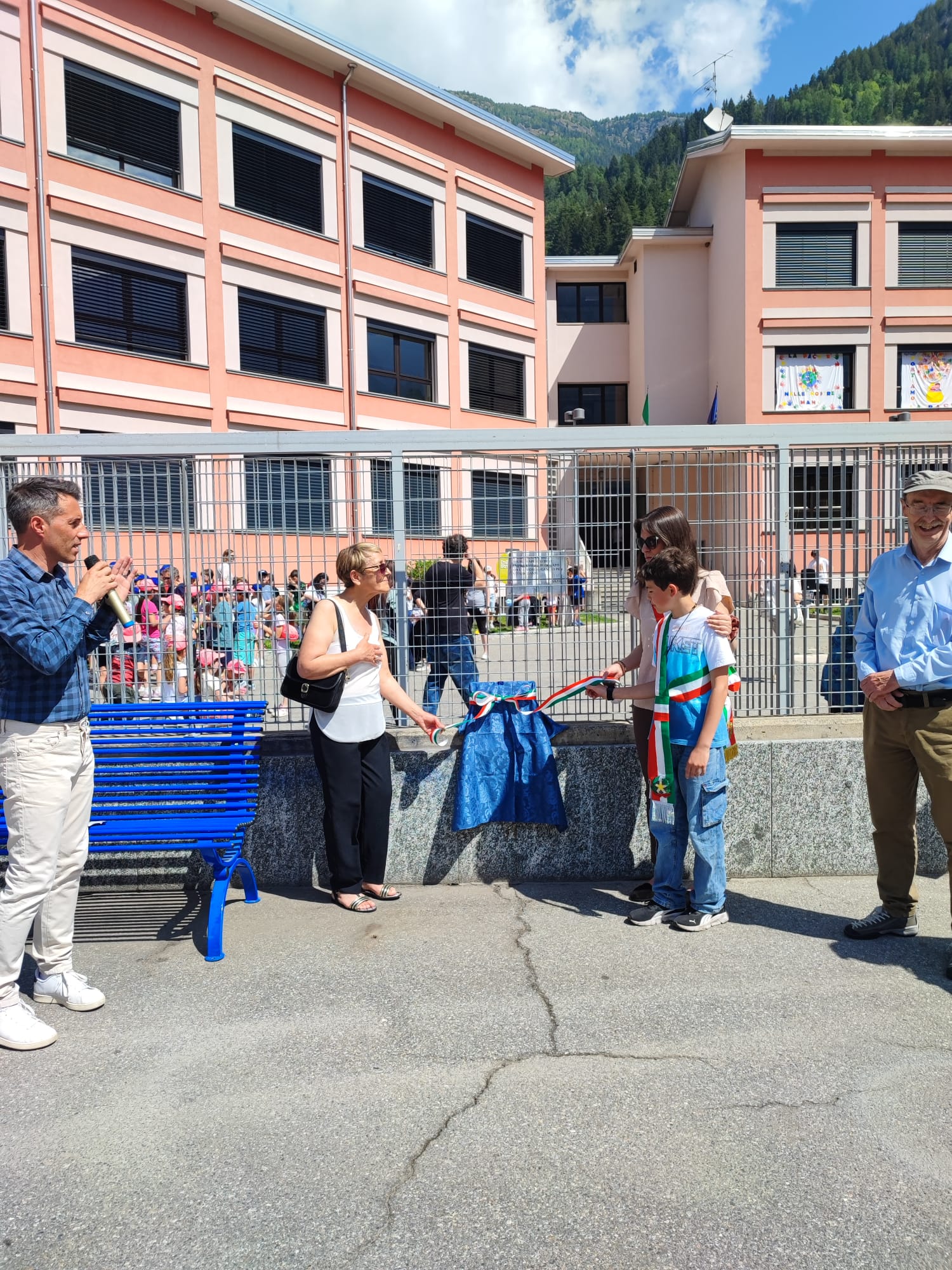 Immagine gallery articolo Sondalo celebra la Giornata dell’Europa e intitola la Panchina Blu alla memoria di Sergio Radi