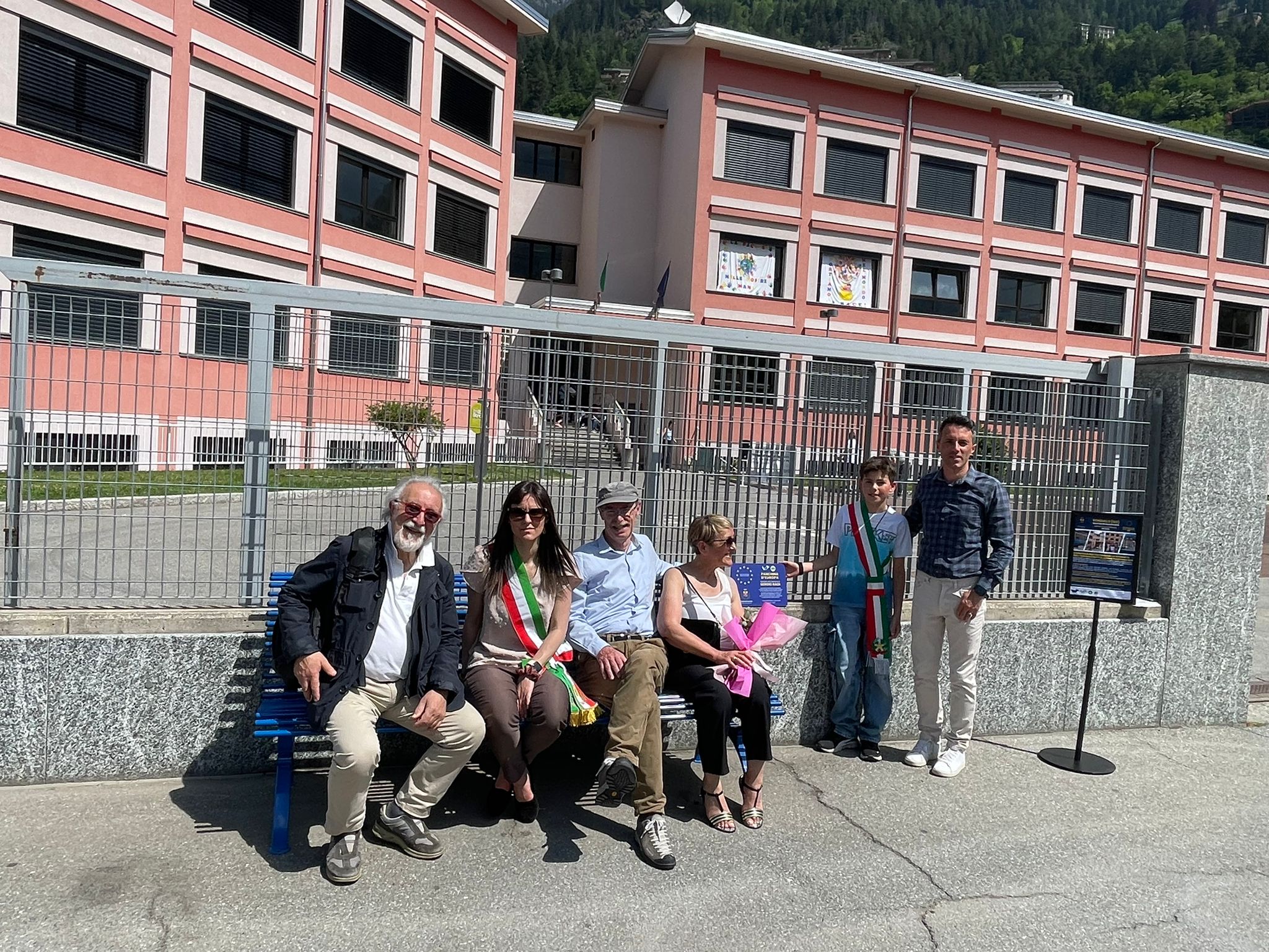 Immagine gallery articolo Sondalo celebra la Giornata dell’Europa e intitola la Panchina Blu alla memoria di Sergio Radi