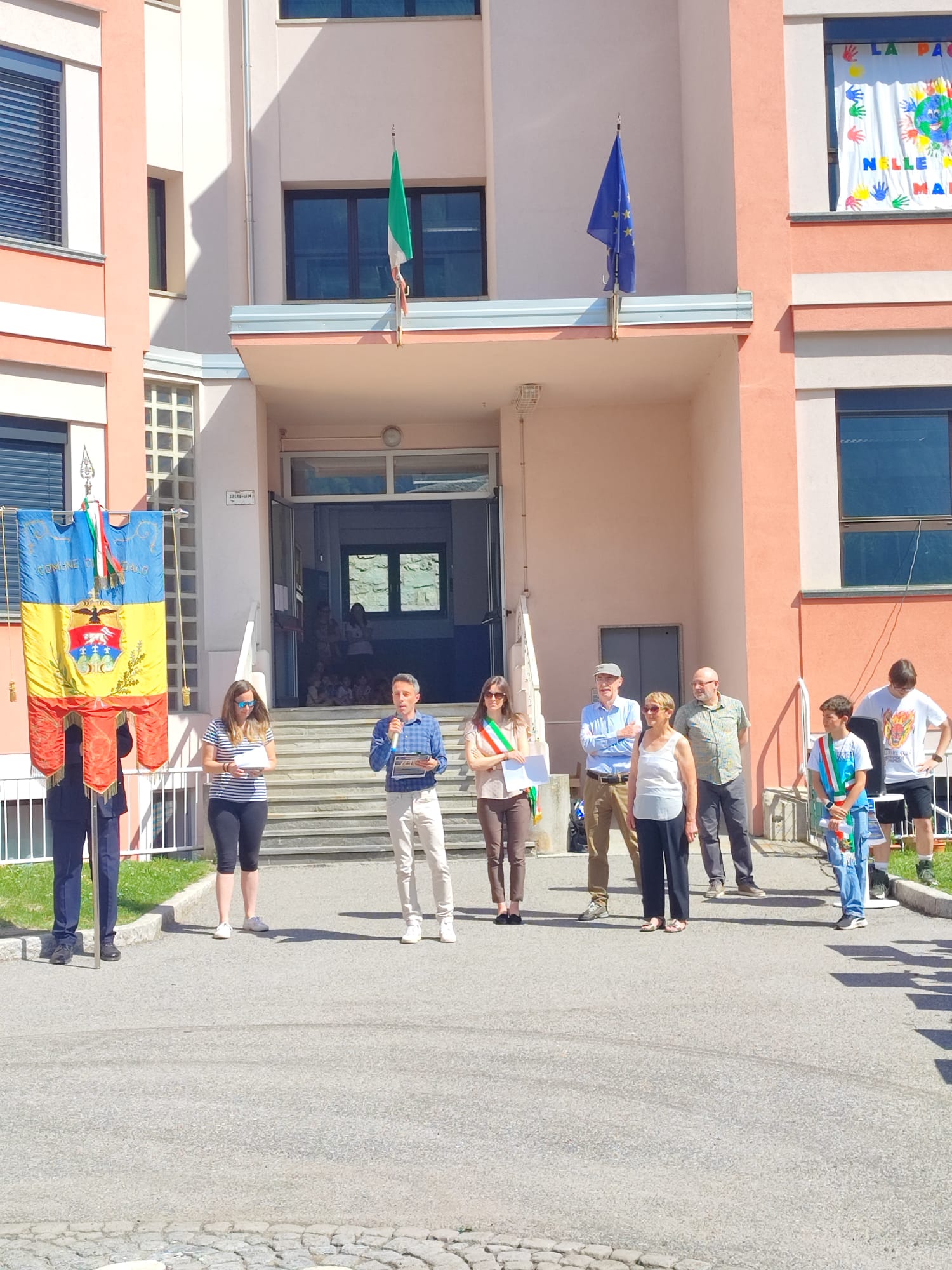 Immagine gallery articolo Sondalo celebra la Giornata dell’Europa e intitola la Panchina Blu alla memoria di Sergio Radi