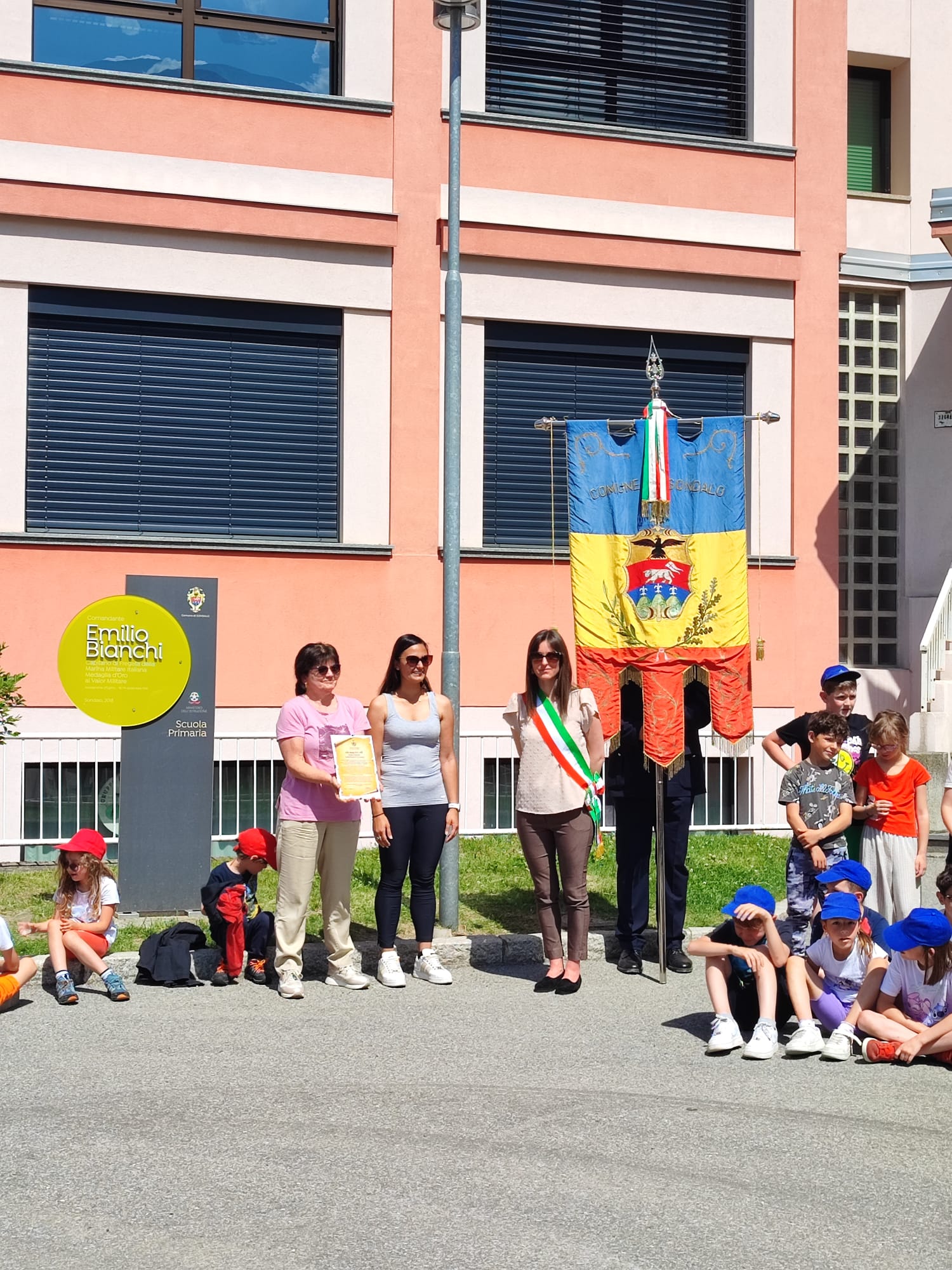 Immagine gallery articolo Sondalo celebra la Giornata dell’Europa e intitola la Panchina Blu alla memoria di Sergio Radi
