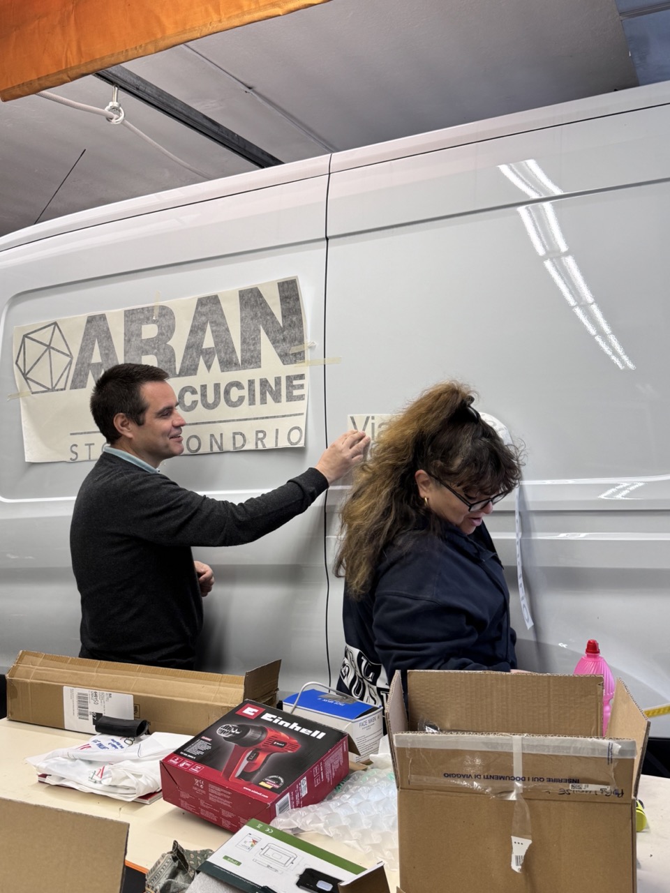 Immagine gallery articolo PubliHouse Chiuro: 35 anni di insegne luminose, grafica e comunicazione visiva