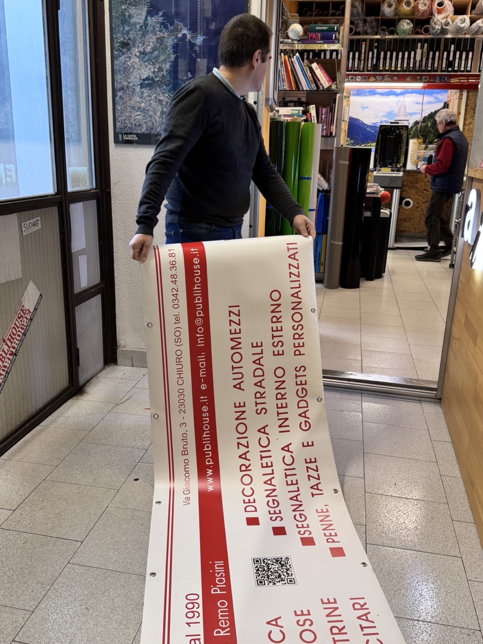 Immagine gallery articolo PubliHouse Chiuro: 35 anni di insegne luminose, grafica e comunicazione visiva