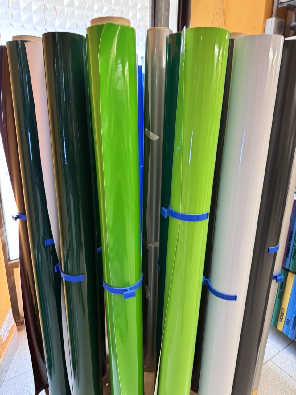 Immagine gallery articolo PubliHouse Chiuro: 35 anni di insegne luminose, grafica e comunicazione visiva