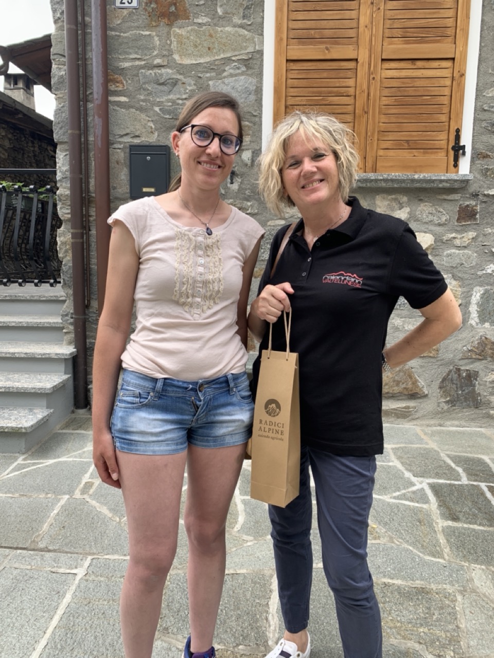Immagine gallery articolo Radici Alpine: la sfida coraggiosa di Veronica tra vino bianco e miele in Valtellina