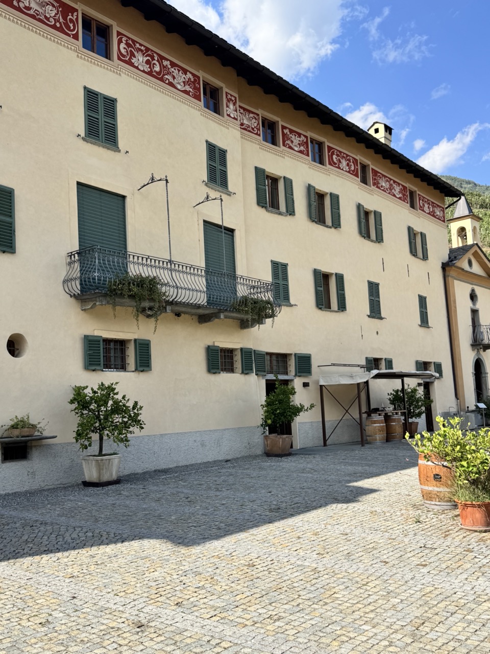Immagine gallery articolo Tenuta La Gatta a Bianzone: la storia, il mistero del monastero e chi c'è oggi