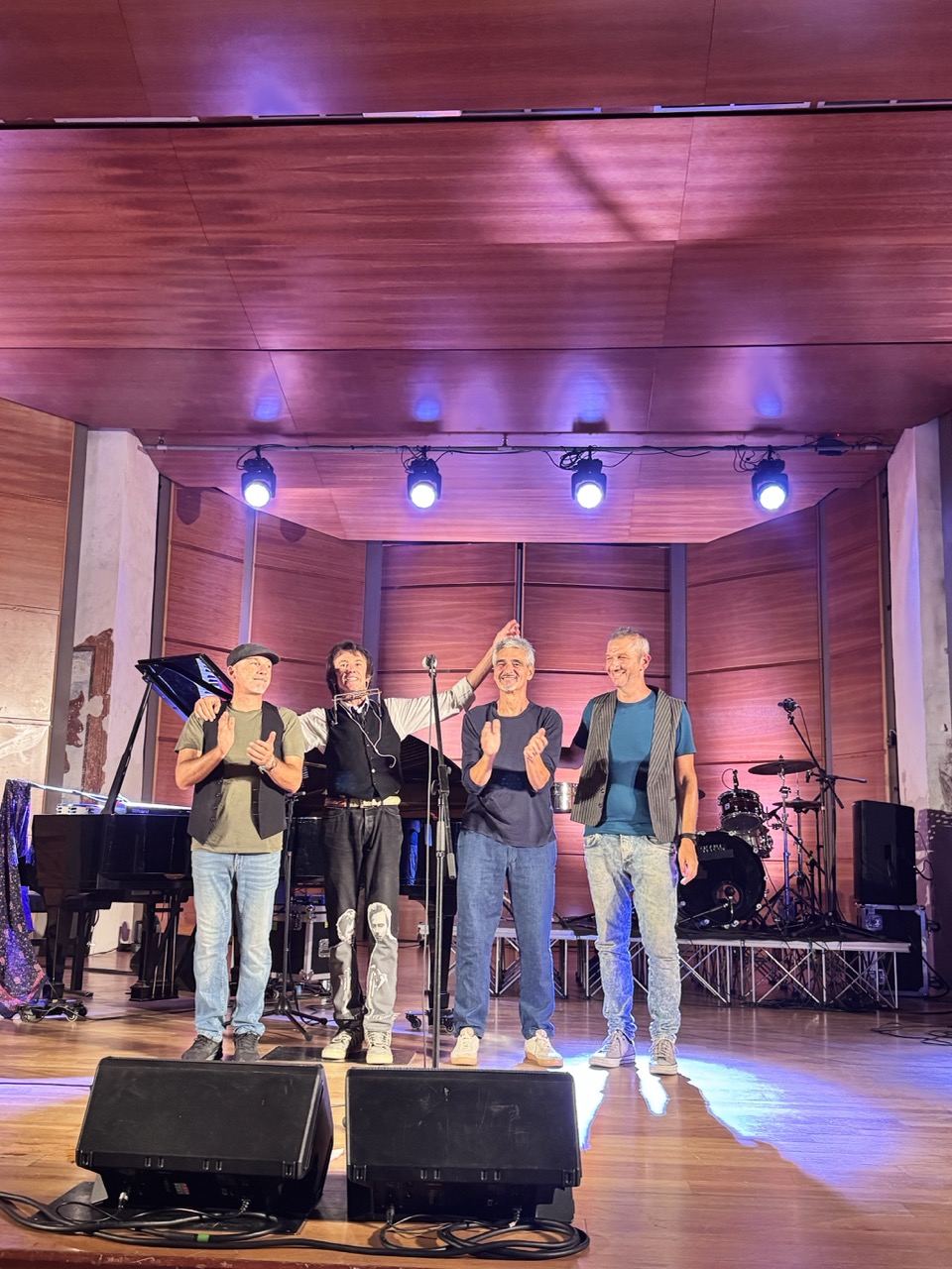 Immagine gallery articolo Alberto Fortis incanta Morbegno: emozioni e musica per il primo concerto di Alpi Sonanti