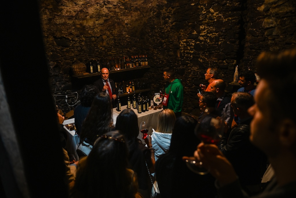 Immagine gallery articolo Morbegno in cantina, chiusura da record