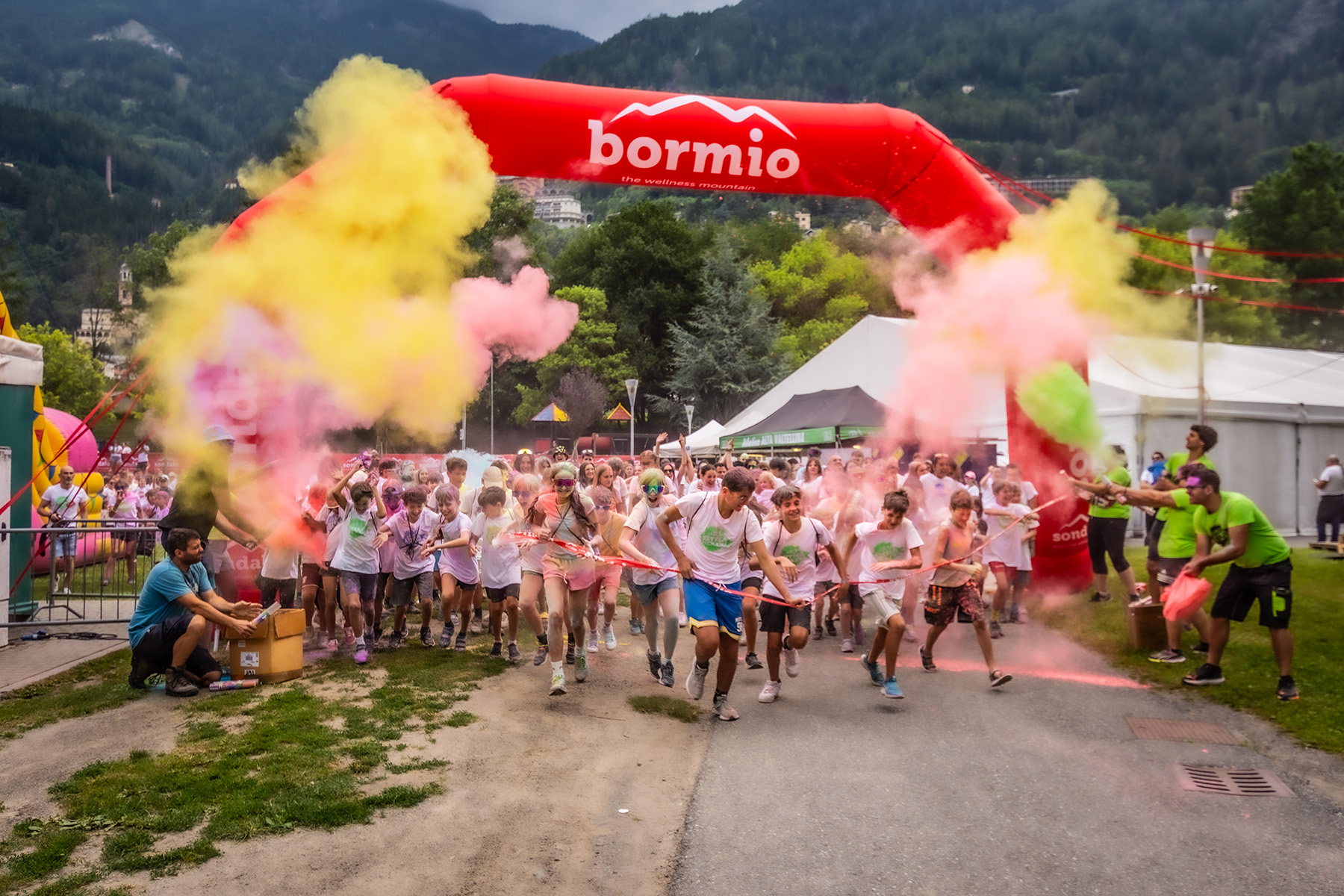 Immagine gallery articolo A Sondalo torna la STRAKOLOR: la corsa più colorata della Valtellina si trasforma nel più grande Après-Ski d'estate