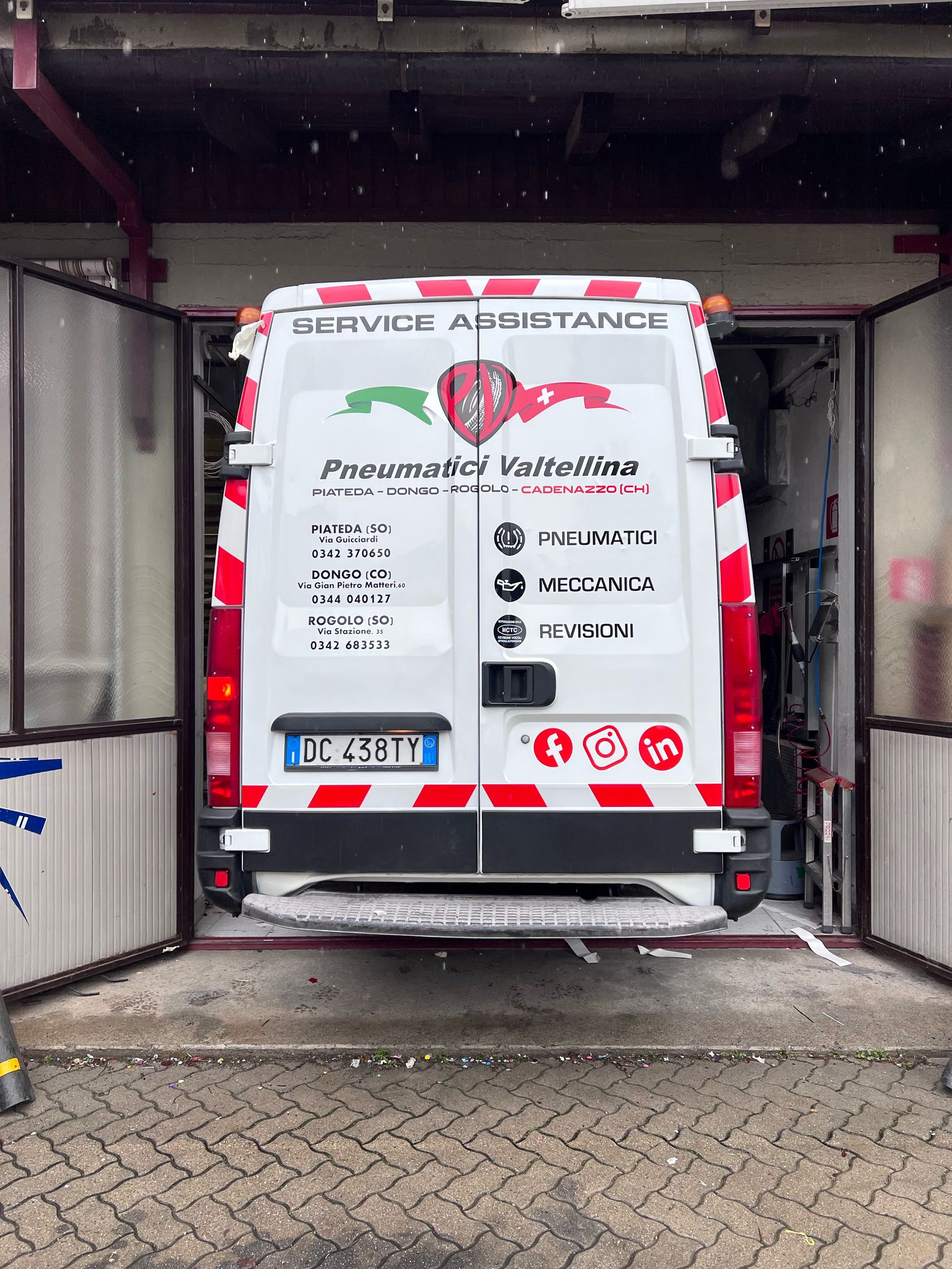 Immagine gallery articolo PubliHouse Chiuro: 35 anni di insegne luminose, grafica e comunicazione visiva