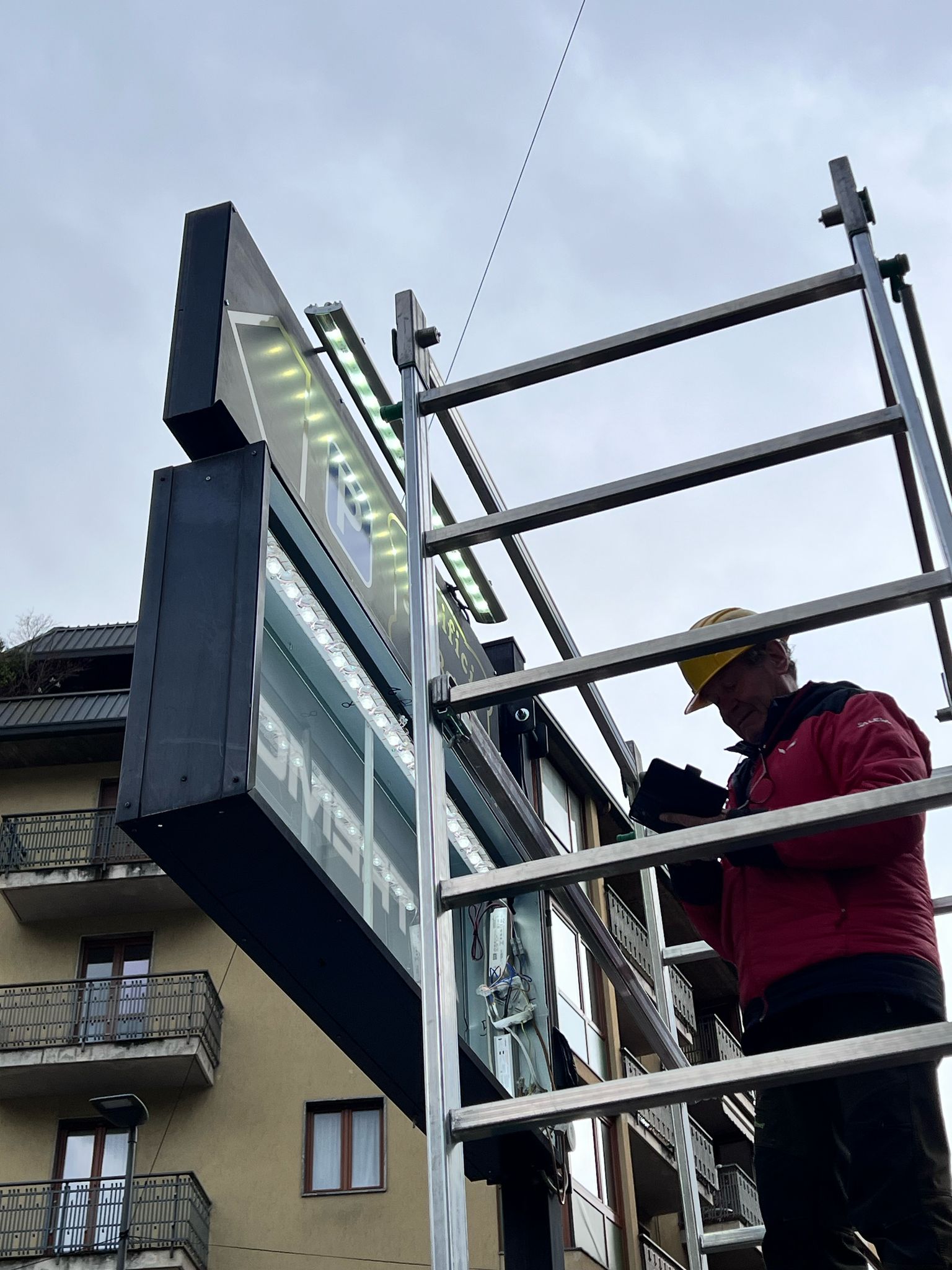 Immagine gallery articolo PubliHouse Chiuro: 35 anni di insegne luminose, grafica e comunicazione visiva