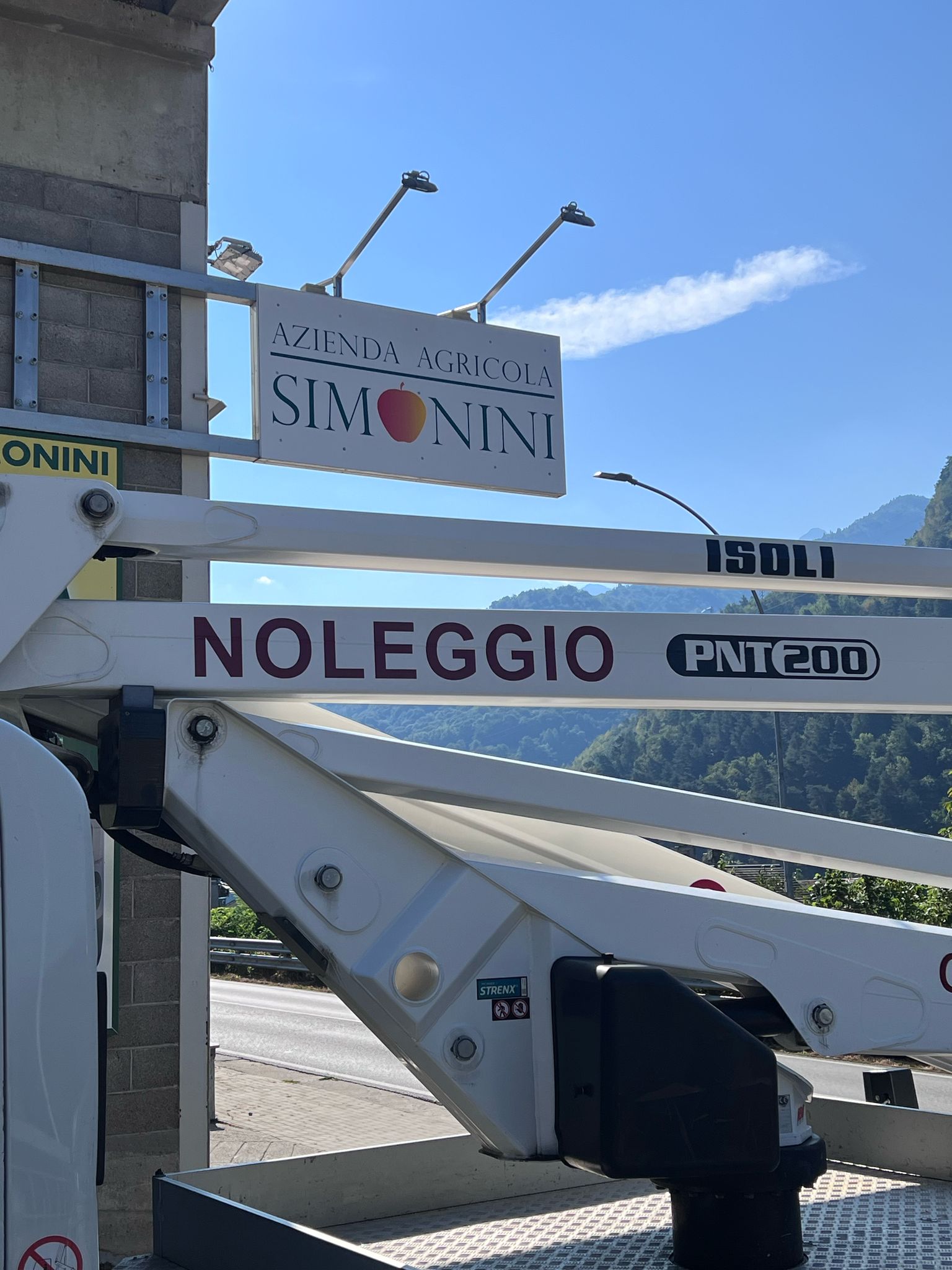 Immagine gallery articolo PubliHouse Chiuro: 35 anni di insegne luminose, grafica e comunicazione visiva