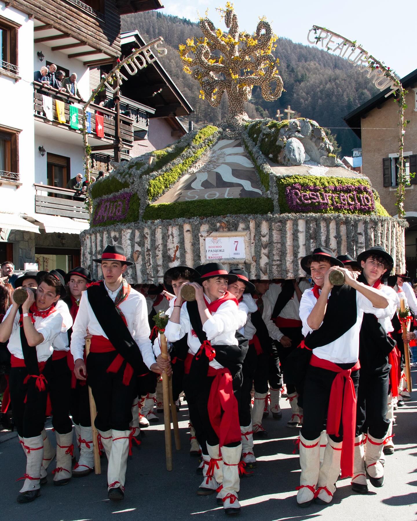 Immagine gallery articolo I Pasquali di Bormio: storia, tradizione e sfilata della domenica di Pasqua