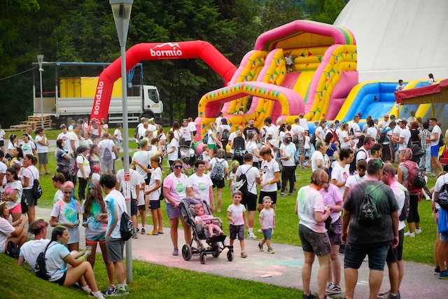 Immagine gallery articolo Strakolor Sondrio e kolor party night un'esplosione di colori, musica e allegria